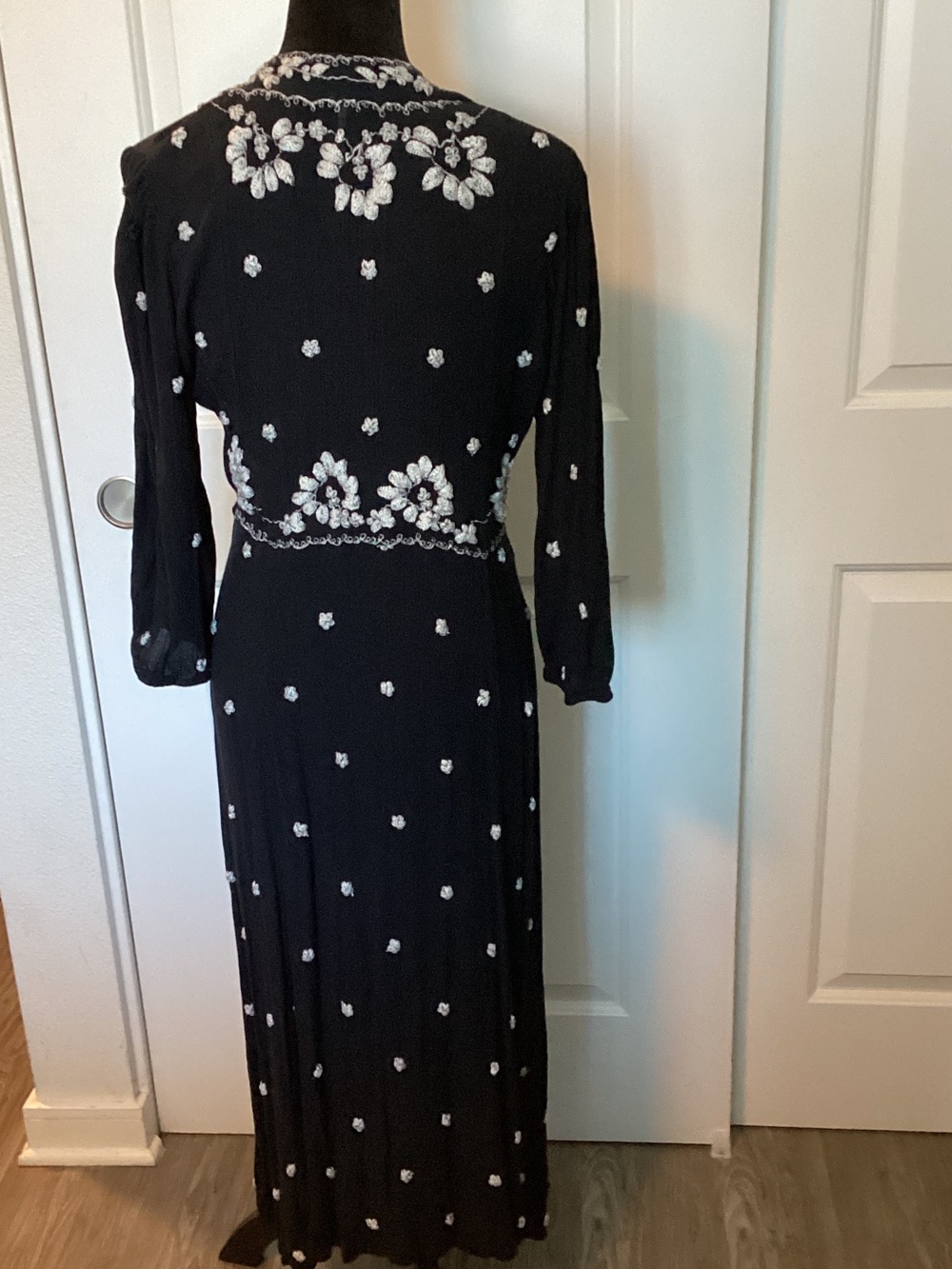 Free People Maxi Dress with White Floral Embroidery and V-Neck M - Picture 4 of 9